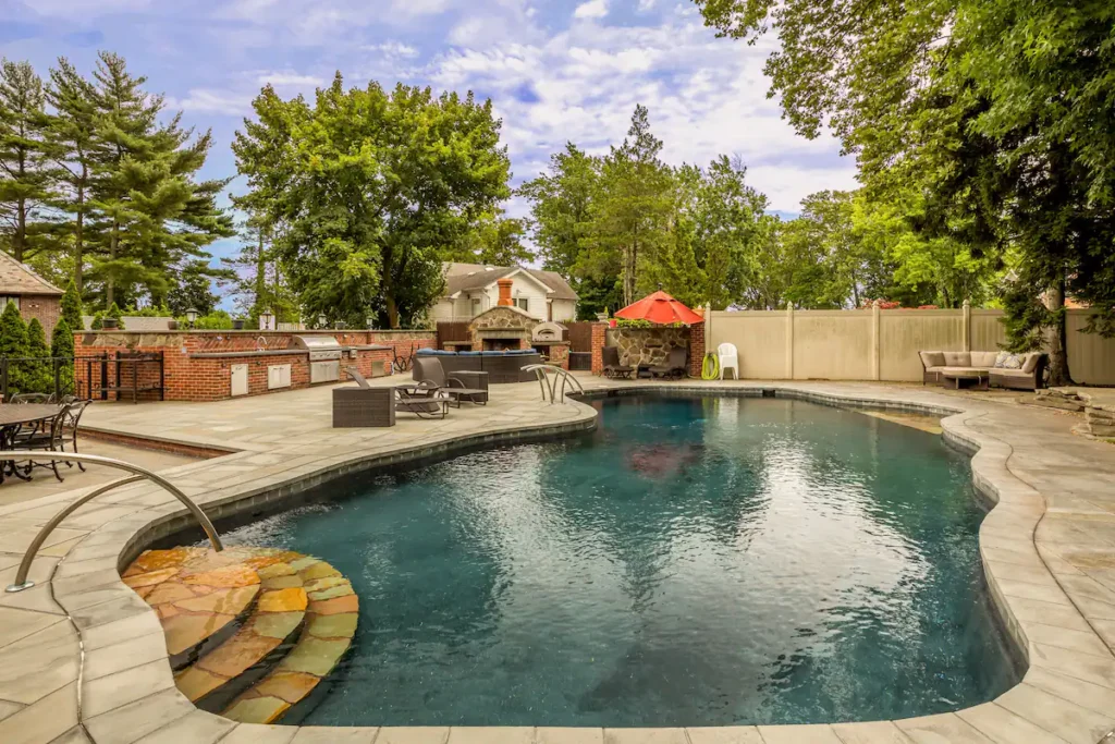 Casa foi atualizada e hoje tem uma piscina no lugar do jardim que aparece no filme (Foto: Reprodução/Airbnb).