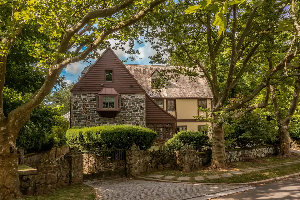 A verdadeira casa dos Corleone fica em Staten Island, e não em Long Island, como o filme sugere. – O Poderoso Chefão (1972).